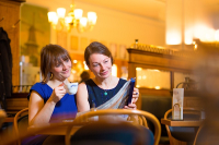 Kati und Carolin beim lesen