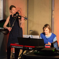 Kati und Carolin beim musizieren