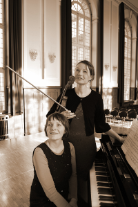 Kati und Carolin mit ihren Instrumenten