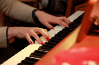 Carolin spielt Piano