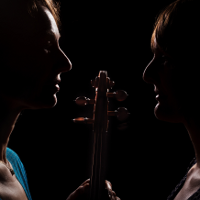 Kati und Carolin im Gegenlicht